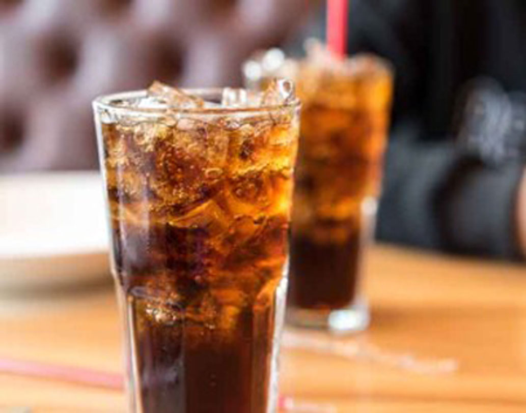 নরম পানীয় ভালবাসেন, এ দিকে ভয় মেদ জমে যাওয়ার। তাই শ্যাম, কুল দুই-ই রাখতে বেছে নিয়েছেন ডায়েট পানীয়। ‘দ্য আমেরিকান গেরিয়াট্রিকস সোসাইটি’-র গবেষণায় উঠে এসেছে, ডায়েট পানীয়ে যে কৃত্রিম চিনি মেশানো হয়, তাতে শরীরে ক্ষতির পরিমাণই বাড়ে। মেদও বাড়ে এতে।