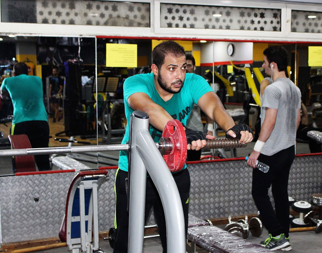 খালি পেটেই ছোটেন জিমে? বা বাড়িতে ব্যায়ামও খালি পেটে? মারাত্মক ক্ষতি করছেন কিন্তু! শরীরচর্চায় পরিশ্রম হয়, তাই মেটাবলিক রেটও এই সময় উচ্চ থাকে। তাই খালি পেটে শরীরচর্চা করলে পেশীতে টান ধরা থেকে শুরু করে মাতা ঘুরে পড়ে যাওয়ার মতো ঘটনাও ঘটে। পেশীও তার শক্তি হারাতে থাকে। তার চেয়ে হালকা কিছু খেয়ে ব্যায়াম করুন। উপকার পাবেন।