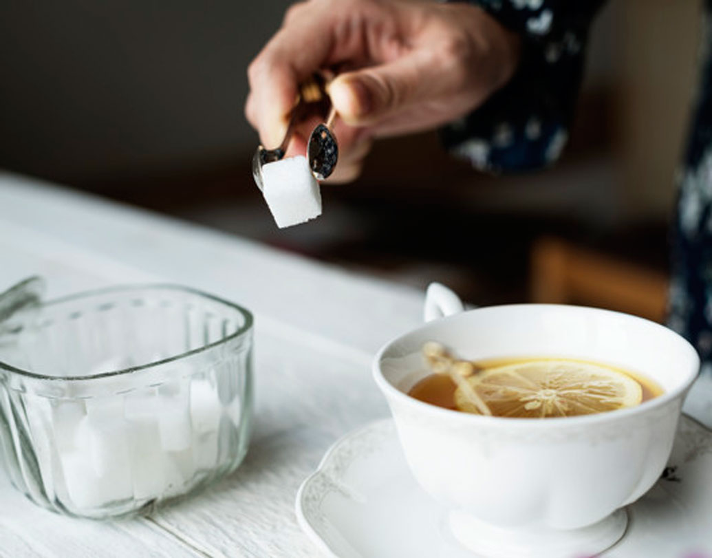 চিনি মোটে খান না, উল্টে শরীর টোনড রাখতে সুগার ফ্রি ধরেছেন। বার বার ‘না’ বলছেন চিকিৎসকরা। সুগার ফ্রি-তে থাকা অ্যাসপার্টেম উল্টে চোরা পথে মেদ বাড়ায়। শরীরের ক্ষতিও করে এই অ্যাসপার্টেম। তাই সুগার ফ্রি আর নয়!