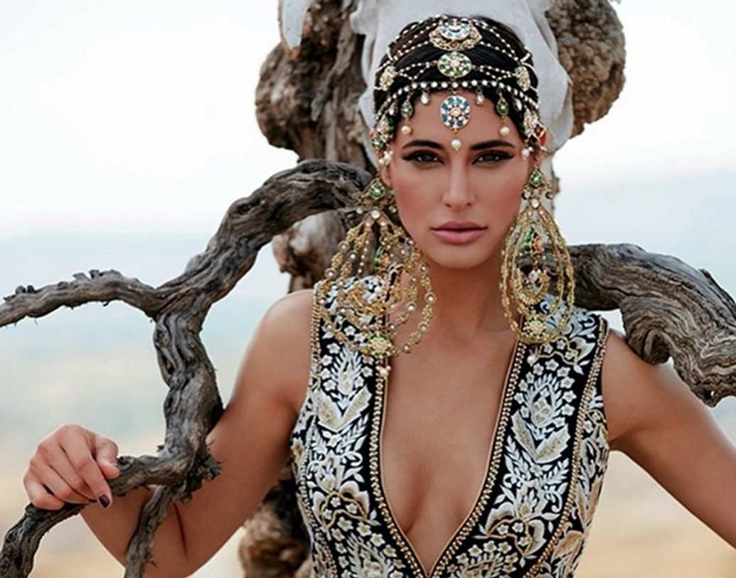 বাবা পাকিস্তানের, মা চেক প্রজাতন্ত্রের। এই নায়িকার নাম নার্গিস ফখরি। বাবা-মায়ের মধ্যে বিচ্ছেদ দেখেছিলেন মাত্র ছ’বছর বয়সে। বিচ্ছেদের কিছুদিন পর তাঁর বাবা মারা যান। সেই সময় থেকেই মায়ের সঙ্গে জীবন সংগ্রাম শুরু তাঁর। নার্গিসদের কাছে সেই ভাবে কোনও অর্থও ছিল না তখন।