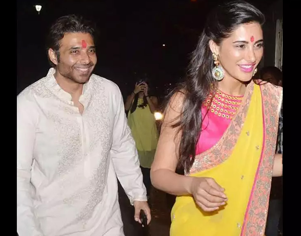 বলিউড অভিনেতা উদয় চোপড়ার সঙ্গে সম্পর্কে জড়িয়ে পড়েন নার্গিস, বেশ কয়েকটি সর্বভারতীয় সংবাদমাধ্যমে প্রকাশিত হয়েছিল এমনটাই। তবে দীর্ঘ দিনের সম্পর্ক নাকি ভেঙে যায়, তার পর থেকেই ইন্ডাস্ট্রি থেকে খানিকটা সরে গিয়েছেন নার্গিস।