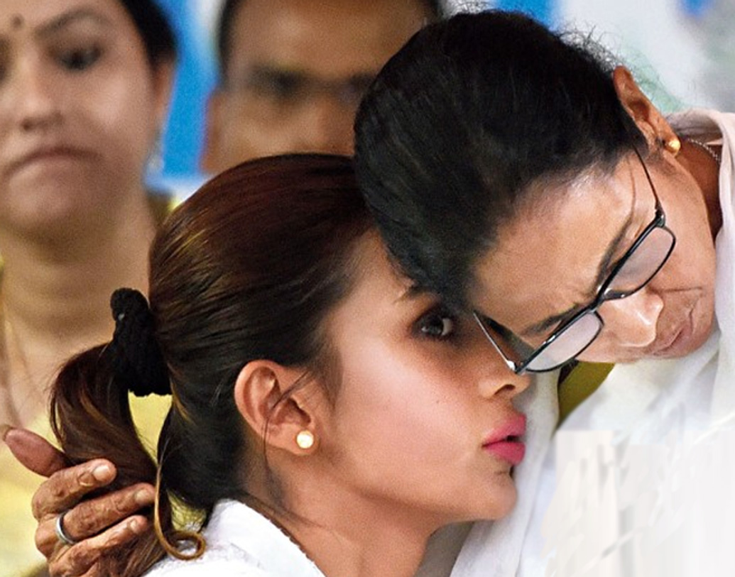 মিমি চক্রবর্তীর ফ্ল্যাট কোথায়, তার বর্তমান বাজারদর কত? কোন মডেলের কতগুলি গাড়ি চড়েন? ব্যাঙ্কে জমা টাকার পরিমাণ কী? নির্বাচন কমিশনে মনোনয়নপত্র জমা দেওয়ার সময় মিমি যে হলফনামা দিয়েছেন। তাতে এই সম্পত্তির উল্লেখ রয়েছে।