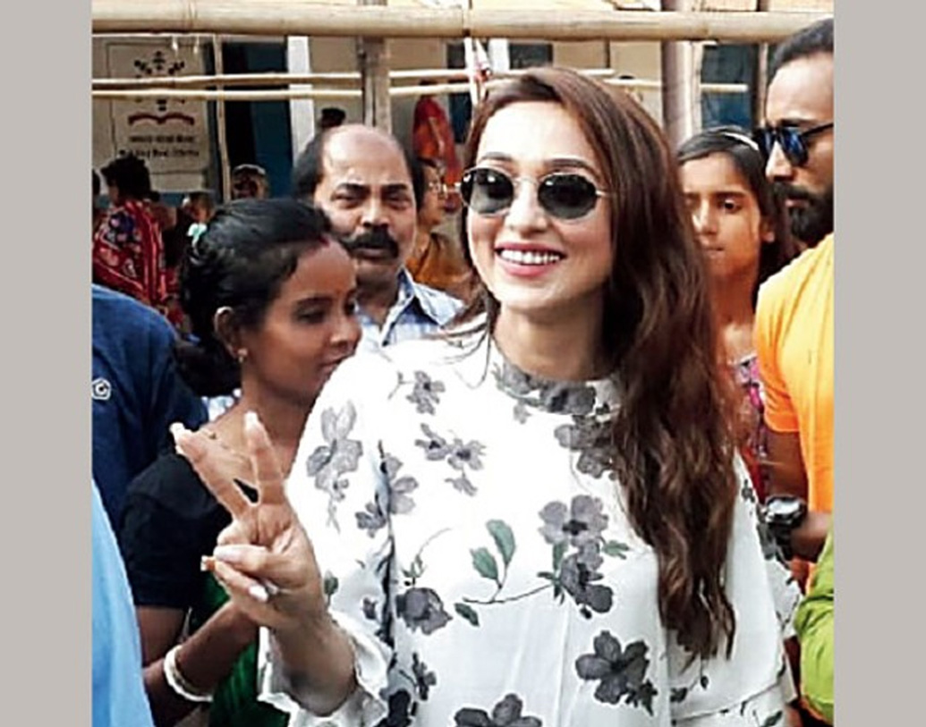 হলফনামায় মিমি জানিয়েছেন, তাঁর হাতে এই মুহূর্তে নগদ টাকার পরিমাণ ২৫ হাজার।