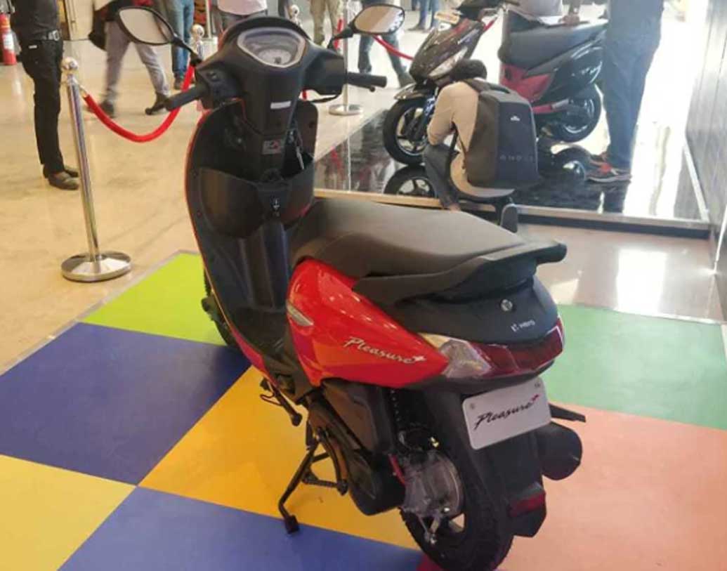 হেডল্যাম্প, ফেসিয়া, ইন্ডিকেটরে পরিবর্তন আনা হয়েছে। গাড়ির পিছনের অংশটা আগের তুলনায় অনেকটাই স্লিক করা হয়েছে।