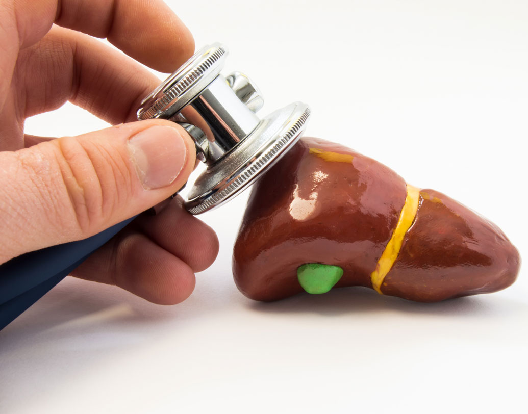 জল খেলে পেট ঠান্ডা থাকে। জল খেলে ত্বক ভাল থাকে, পেশীশক্তি বাড়ে। জল খেলে কিডনি, লিভার,ফুসফুস শরীরের প্রত্যেক অঙ্গ-প্রত্যঙ্গ সুস্থ থাকে। মোটের উপর জল খাওয়ার অভ্যাস শুধুই গুণে ভরা। কিন্তু চিকিত্সকরা মোটেও সে পথে হাঁটছেন না কোন? অতিরিক্ত জলেসায় নেই বলেই বা জানাচ্ছেন কেন তাঁরা?