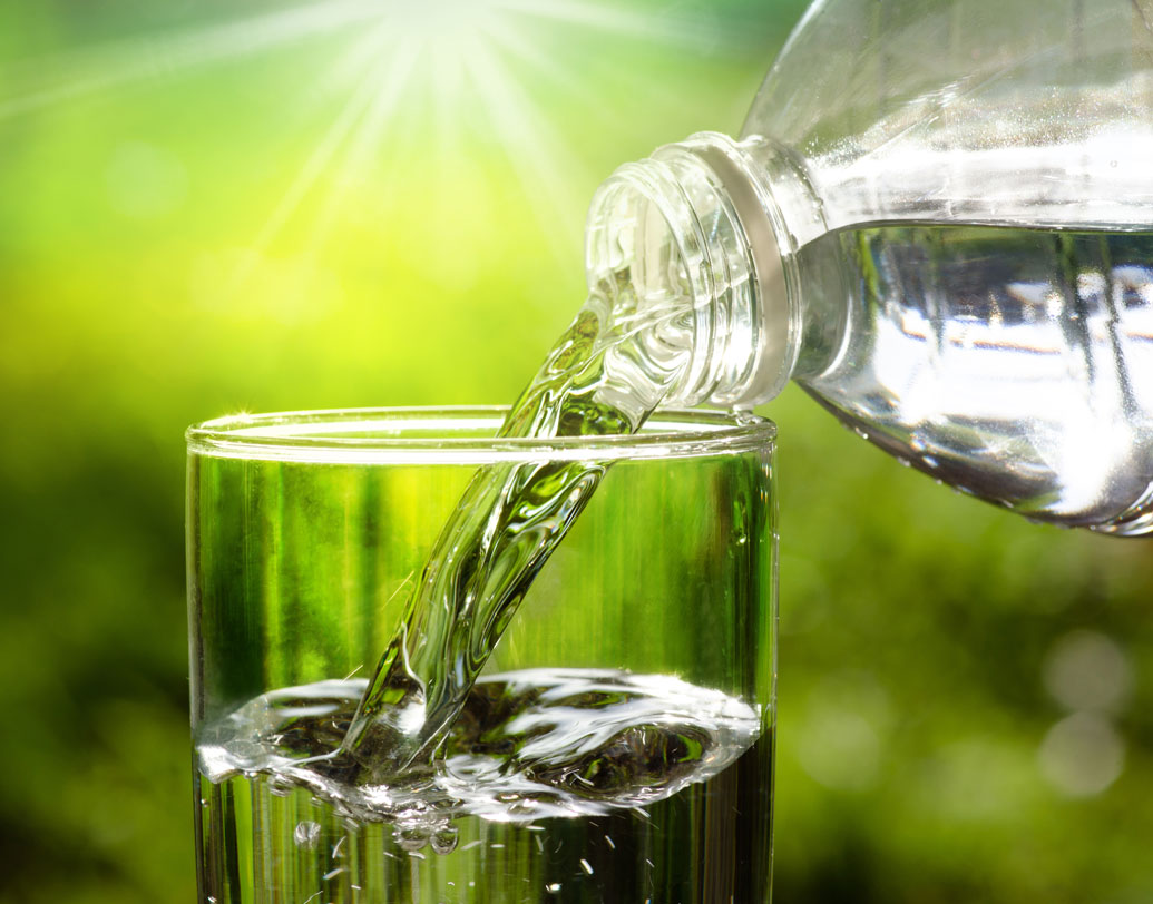 মেডিসিন বিশেষজ্ঞ অমিত ঘোষ বলছেন, জল খাওয়া অবশ্যই ভাল। কিন্তু প্রত্যেকের ওজন আর কার্যক্ষমতার উপর নির্ভর করে শরীরে জলের চাহিদা। কে কতটুকু জল খাবেন, তা নির্ভর করবে ওই জলের চাহিদার উপরেই। বেশ কিছু অসুখে জলের পরিমাণ কমাতে হয়। বেশি জল সে ক্ষেত্রে শরীরেই জমে যায়।