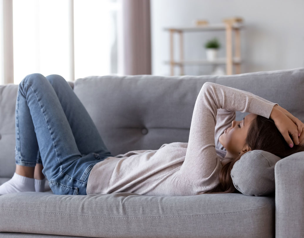 এ ছাড়া অতিরিক্ত জল খেলে রক্তে সোডিয়ামের পরিমাণ কমতে থাকে। রক্তে সোডিয়ামের পরিমাণ কমে গেলে ক্লান্তি ভাব আসে। সারাদিন ঘুম ঘুম ভাব, বমি ভাব, মাথার যন্ত্রণা হতে থাকে। অতিরিক্ত প্রস্রাবের ফলেই আরও কমতে থাকে সোডিয়ামের পরিমাণ। বয়স্কদের মধ্যে এই সমস্যা আরও বেশি করে দেখা যায় বলেই মত চিকিৎসকদের।