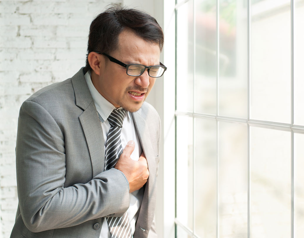 তা থেকে পিঠে ব্যথা, বুকে ব্যথা, লিভারে সমস্যা পর্যন্ত হতে পারে। প্রয়োজনের তুলনায় বেশি জল খেলে হার্টের উপরেও চাপ পড়তে থাকে। ফলে হৃদরোগে আক্রান্ত হওয়ার আশঙ্কা পর্যন্ত থাকে।