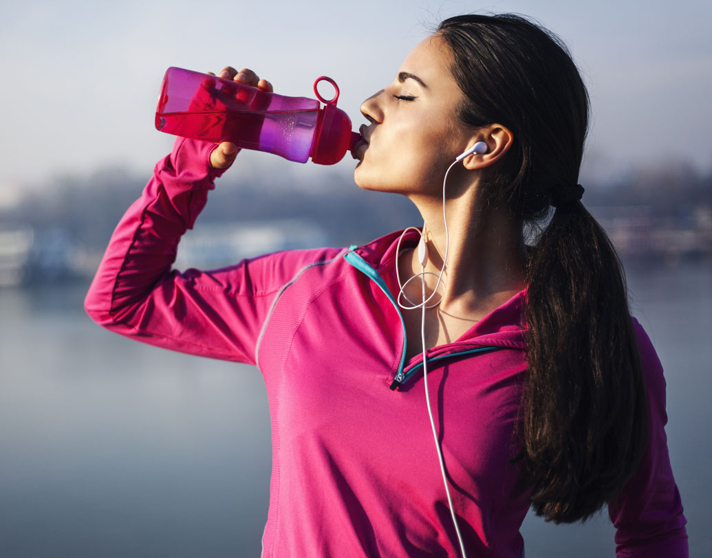 তা হলে কি জলেও বিপদ? চিকিৎসকরা বলছেন, তেমনটা মোটেও নয়, তবে পরিমাণ বুঝে খেতে হবে বইকি। দিনে অন্তত তিন লিটার জল খাওয়ার সোজাসাপ্টা হিসাব সব সময় কাজ করে না।প্রত্যেকের শরীরের গঠন আলাদা। চাহিদাও আলাদা। তাই শরীরের প্রয়োজন বুঝেই জল খাওয়া উচিত।