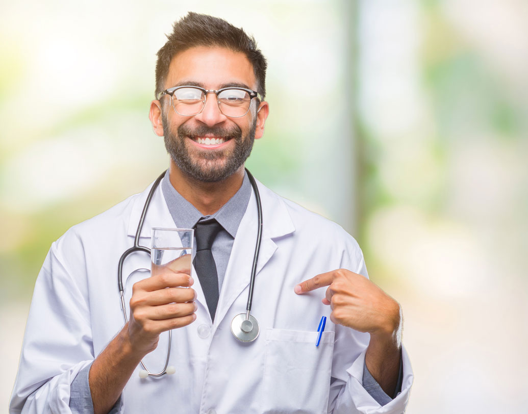 রোগ যা-ই হোক, জলই সবচেয়ে বড় সমাধান। সাধারণ কিছু অসুখের কথা শুনলে সাধারণত বেশি করে জল খাওয়ার পরামর্শই আসে। গরম হোক বা শীত, চিকিৎসকের মতো আমাদের চটজলদি পরামর্শ এটাই হয় বেশিরভাগ ক্ষেত্রে। ডিহাইড্রেশনের কারণেও নানা ব্যাধির শিকার হই আমরা। তাই ‘ওয়াটার থেরাপি’-তেই ভরসা রাখি আমরা।