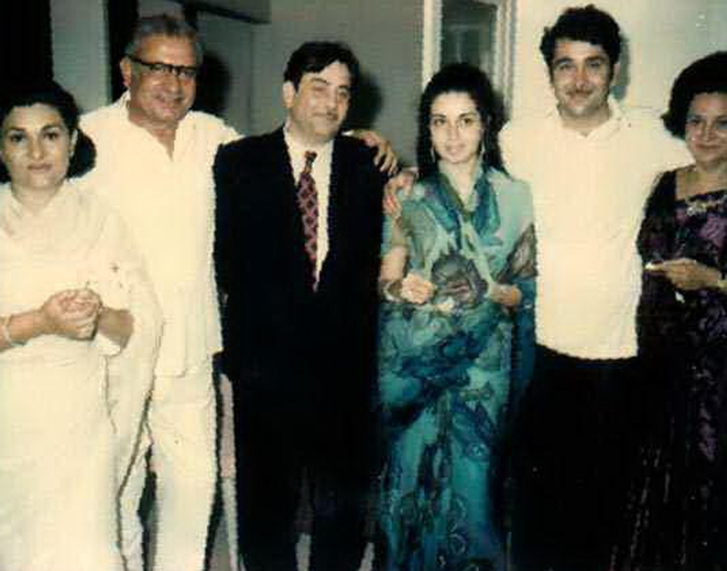 এর পর কারিশ্মা, করিনা দুই মেয়ে একটু বড় হতে সন্তানদের কারণেই আবারও পরস্পরের কাছে আসতে থাকেন তাঁরা।