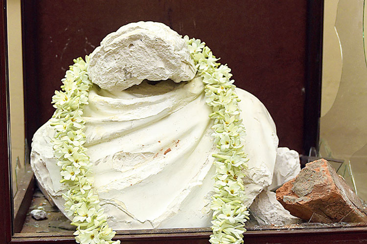 ভাঙা মূর্তিতে মালা। বিদ্যাসাগর কলেজে বুধবার। ছবি: রণজিৎ নন্দী