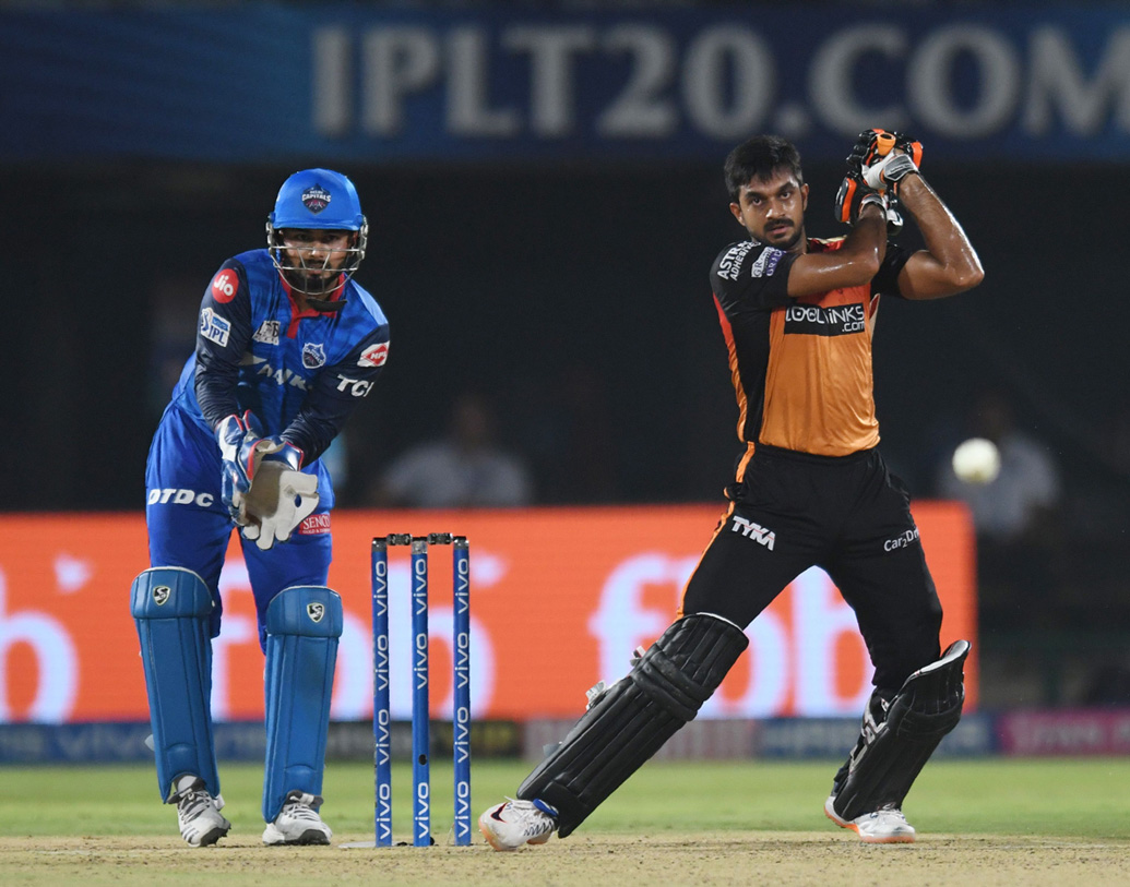 বিজয় শঙ্কর: তাঁকে নিয়ে বিশেষজ্ঞদের মধ্যেও একটা উচ্চ ধারণা তৈরি হয়ে গিয়েছিল। রয়েছেন বিশ্বকাপ দলেও। কিন্তু আইপিএলে ধারাবাহিকতা ছিল না সানরাইজার্স হায়দরাবাদের এই ক্রিকেটারের। ১৫ ম্যাচে ২৪৪ রান করেছেন। গড় ২০.৩৩, সর্বোচ্চ রান ৪০।