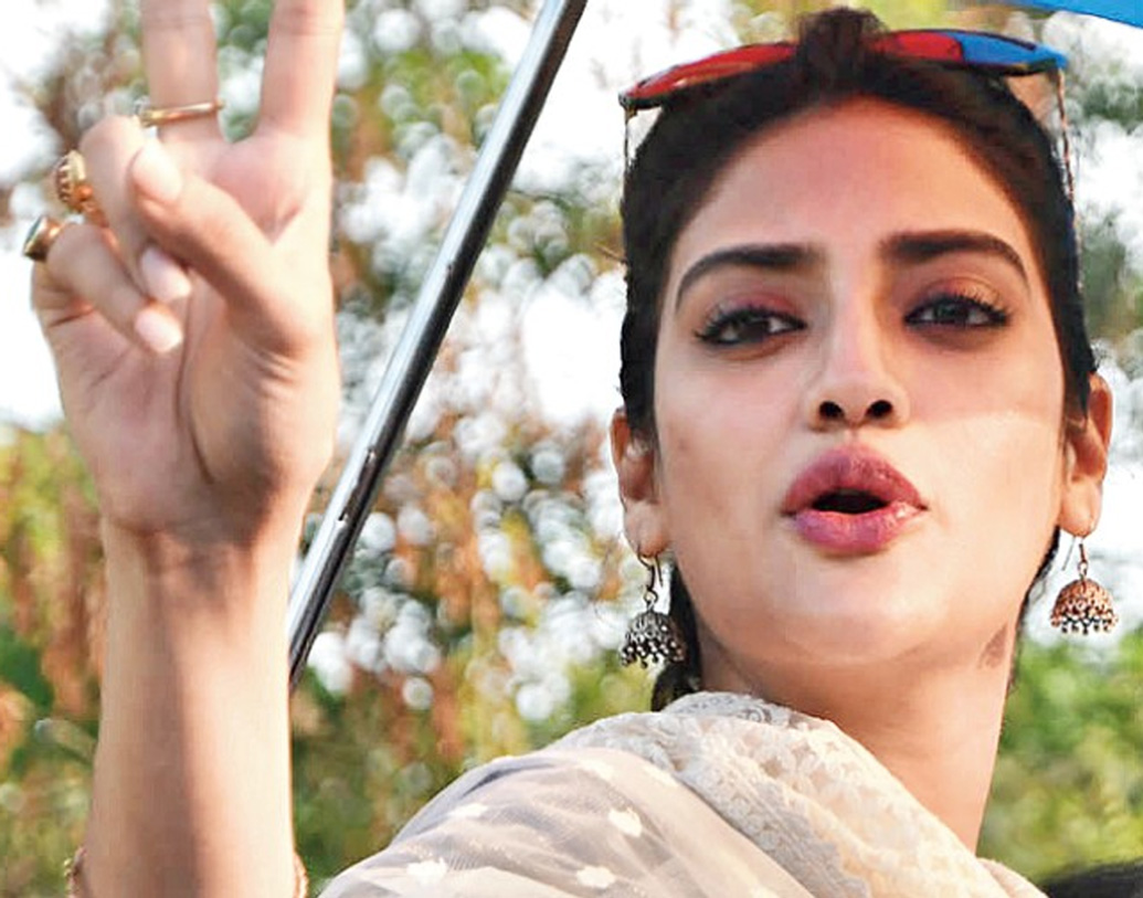 নুসরত জাহানের ফ্ল্যাট কোথায়, তার বর্তমান বাজারদর কত? কোন মডেলের কতগুলি গাড়ি চড়েন? ব্যাঙ্কে জমা টাকার পরিমাণ কী? নির্বাচন কমিশনে মনোনয়নপত্র জমা দেওয়ার সময় নুসরত যে হলফনামা দিয়েছেন। তাতে এই সব সম্পত্তির উল্লেখ রয়েছে।