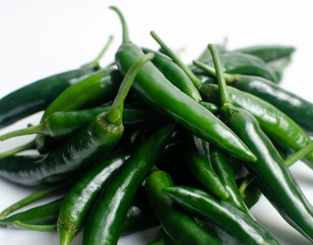 কিন্তু এই লঙ্কার ঝাঁজ কি শরীরে কোনও উপকারে আসে, নাকি তা আদতে ক্ষতি করে চলেছে আপনার? চিকিৎসকদের মতে, কেবল স্বাদ বাড়াতেই এই সব্জির যাবতীয় হাতযশ নয়। বরং এতে রয়েছে বেশ কিছু স্বাস্থ্যকর দিকও। তবে পরিমাণে টানতে হবে রাশ। অতিরিক্ত ঝালে ক্ষতি হবে খাদ্যনালীর। এমনকি অস্ত্রোপচারের শরণও নিতে হতে পারে।