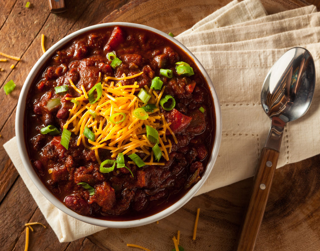 তবে পরিমিত পরিমাণে লঙ্কা খাওয়ার অনেক ভাল দিকও রয়েছে। প্রত্যেকেরই উচিত একটু সয়ে নিয়ে হলেও লঙ্কার ছোঁয়া খাবারে থাকা। তেমনইবলছেন চিকিৎসকরা। তাঁদের মতে, অনেক অসুখেরও দাওয়াই রয়েছে এই কাঁচা লঙ্কায়। কেন পাতে রাখবেন কাঁচা লঙ্কা, আর কী ভাবেই বা তা খেলে উপকার পাবেন, জানেন?