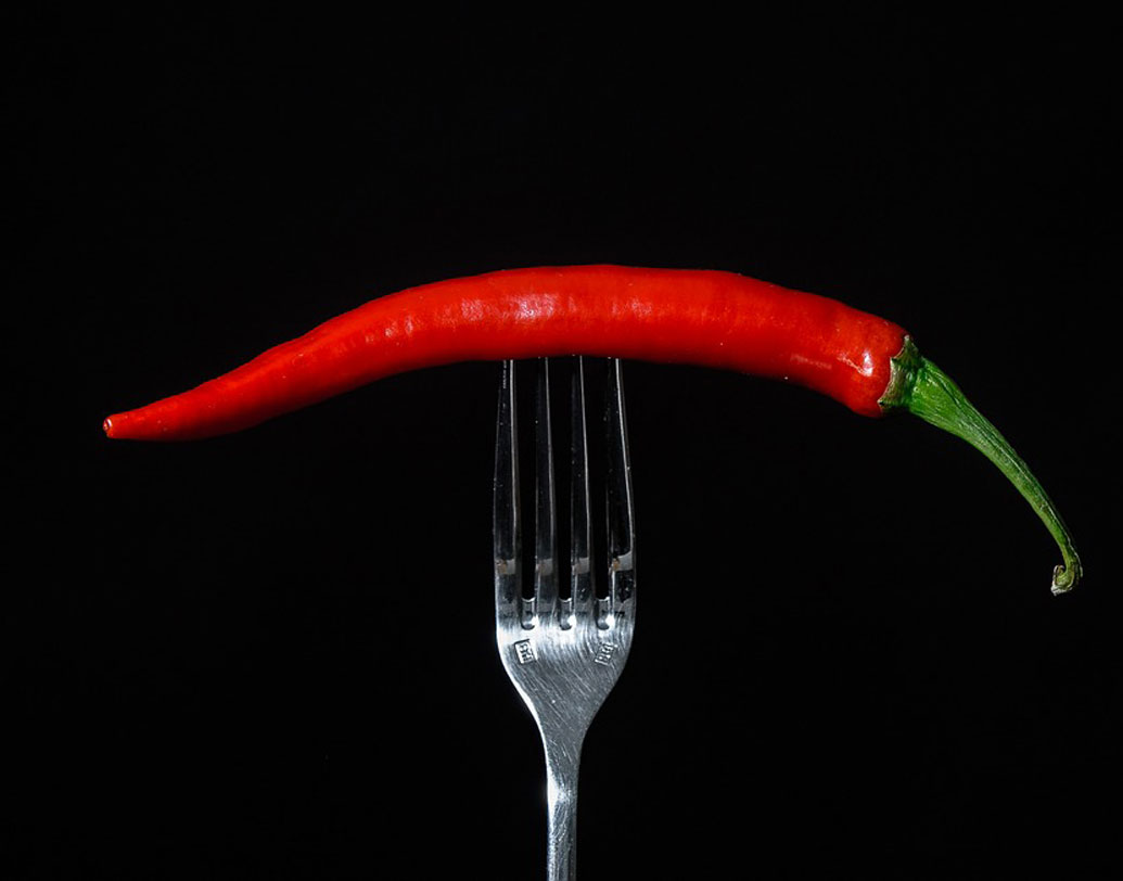 অনেকেই জানেন না, কাঁচালঙ্কা খাবার হজমে মহৌষোধির মতো কাজ করে। খুব তেল-মশলার রান্নায় ঝালের পরিমাণ কমিয়ে দিন বরং। অনেকটা লঙ্কা স্বাদ বাড়ালেও হজমে সমস্যা করে। উল্টে হালকা ঝাল হজমে সাহায্য করে। তাই ঝালের নিয়ন্ত্রণেই হজমক্ষমতাকে সক্রিয় রাখুন।