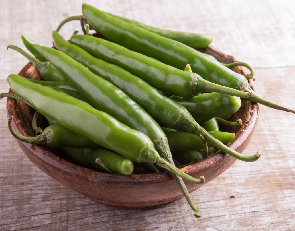 কাঁচালঙ্কায় পর্যাপ্ত পরিমাণে ভিটামিন এ থাকে। ভিটামিন থাকায় হাড়, দাঁত ও মিউকাস মেমব্রেনকে ভাল রাখতে সাহায্য করে কাঁচালঙ্কা। ভিটামিন সি-এর পরিমাণও লঙ্কায় বেশি থাকে। তাই ত্বকের উপকারেও আসে কাঁচালঙ্কা। মুখে বলিরেখা পড়তে দেয় না।