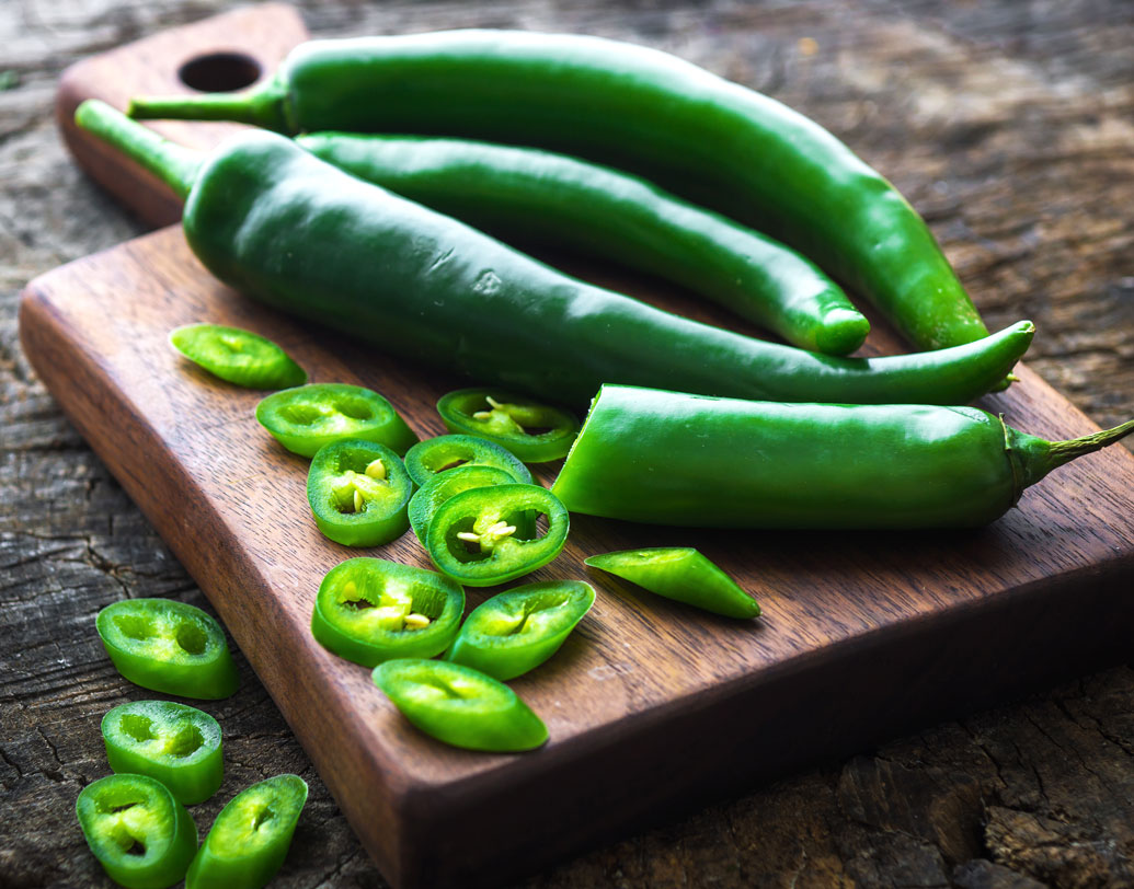 কাঁচালঙ্কা শরীরে খারাপ কোলেস্টেরলের মাত্রা কমাতে সাহায্য করে। লঙ্কার বীজ এই কাজে খুবই কার্যকর। তাই উচ্চ রক্তচাপ ও কোলেস্টেরলে ভুগতে থাকা রোগীদের পাতে লঙ্কার উপস্থিতি কাজে আসে।