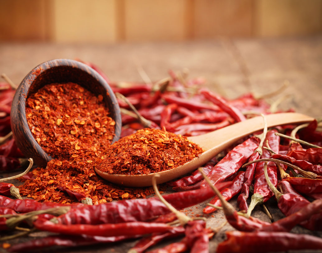 তবে খুব বেশি লঙ্কায় না বলছেন চিকিৎসকরা। বিশেষ করে শুকনো লঙ্কার ঝালে কোনও সায় নেই তাঁদের। এতে বরং খাদ্যনালীর প্রাচীর ক্ষতিগ্রস্ত হয়। মাত্রাতিরিক্ত ঝাল খেলে একটা সময়ের পরে খাবার আর হজম হতে চায় না।