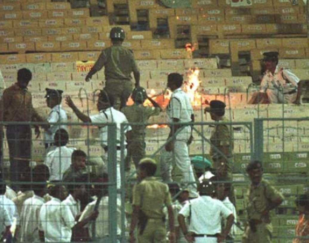 কিছু ক্ষণের মধ্যেই মাঠের মধ্যে একটার পর একটা বোতল উড়ে আসতে শুরু করে গ্যালারি থেকে। আগুনও ধরিয়ে দেন। পরিস্থিতি নিয়ন্ত্রণে আনা প্রায় অসম্ভব হয়ে পড়েছিল পুলিশের পক্ষে। শেষমেশ খেলা বাতিল করে শ্রীলঙ্কাকেই জয়ী ঘোষণা করেন ম্যাচ রেফারি ক্লাইভ লয়েড। বিশ্বকাপের অন্যতম লজ্জার অধ্যায় ছিল সে দিন।