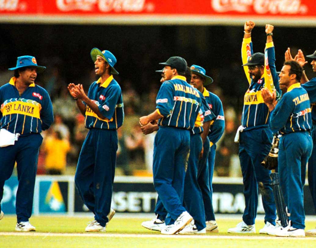১৯৯৬-এর বিশ্বকাপ। সে বার নিরাপত্তার কথা ভেবে শ্রীলঙ্কায় খেলতে যেতে চায়নি ওয়েস্ট ইন্ডিজ এবং অস্ট্রেলিয়া। আইসিসি সম্পূর্ণ নিরাপত্তার দায়িত্ব নেওয়া সত্ত্বেও তারা শ্রীলঙ্কায় যেতে রাজি হননি। ফল? বিনা প্রতিদ্বন্দ্বিতায় কোয়ার্টার ফাইনালে পৌঁছে যায় শ্রীলঙ্কা।