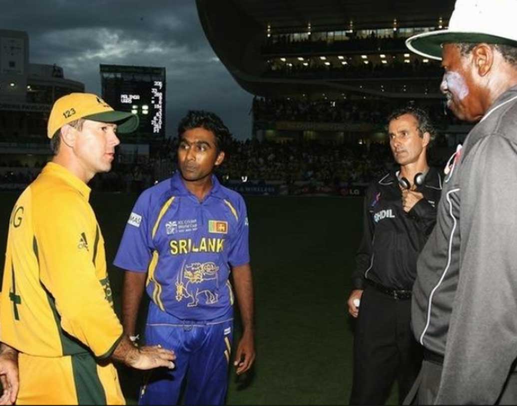 ২০০৭ সালে আরও একটি কারণে ক্রিকেট কলঙ্কিত হয়। সেই বিশ্বকাপে ব্রিজটাউনের কেনসিনটন ওভালে ফাইনাল চলছিল অস্ট্রেলিয়া এবং শ্রীলঙ্কার মধ্যে। ব্রিজটাউনের ওই মাঠে ফ্লাডলাইট ছিল না। খারাপ আবহাওয়ায় মেঘে ঢেকে যায় আকাশ। সঙ্গে সঙ্গে অন্ধকার নেমে আসে ফাইনালের মাঠেও। ম্যাচ জিতেছিল অস্ট্রেলিয়া। এই রকম ম্যাচে কেন ফ্লাডলাইটের ব্যবস্থা নেই, তা নিয়ে প্রবল সমালোচনা হয়।