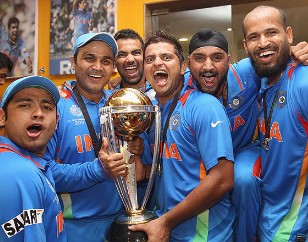 ২০১১ ক্রিকেট বিশ্বকাপ। ২৮ বছর পর ফের ওয়ার্ল্ড কাপ ট্রফি হাতে তুলে নেয় ভারত। কিন্তু এই ট্রফি আসল না নকল, তা নিয়েই শুরু হয় বিতর্ক। অনেকের মতে, ম্যাচ শেষে যে ট্রফি হাতে নিয়ে ভারতীয় দলের ছবি দেখা যায়, সেটা নাকি নকল ট্রফি ছিল। শোনা যায়, সেমিফাইনালের পর কলম্বো থেকে ভারতে নিয়ে আসার সময়ই বিমানবন্দরে মুম্বইয়ের শুল্ক অফিসারেরা সেটা বাজেয়াপ্ত করেছিল।