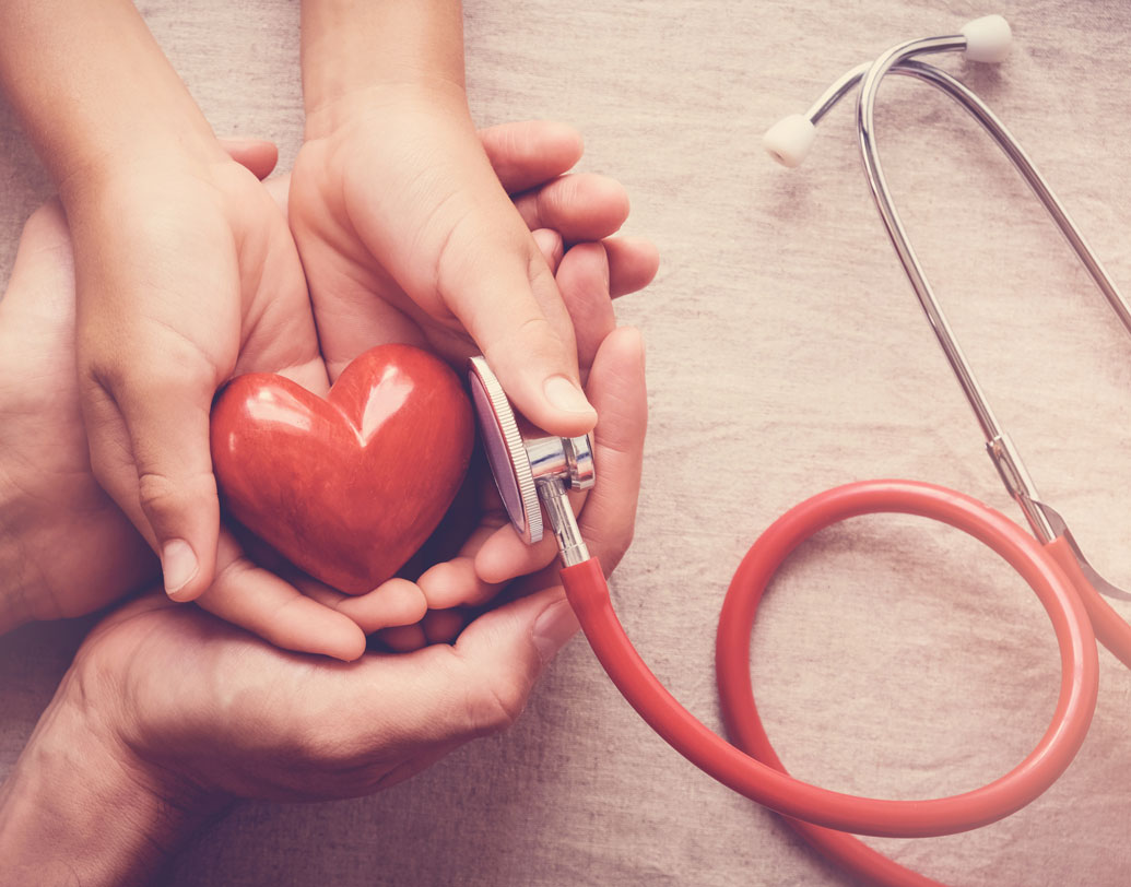 জীবনযাপনের ধরন সবটা পাল্টাতে না পারলেও কিছু নিয়ম মেনে চলতেই হয়। পর্যাপ্ত ঘুম, যতটা সম্ভব কম মানসিক চাপ নেওয়া, এগুলো বজায় রাখতে হয়। তবে উচ্চ রক্তচাপের মতো ভয়াল অসুখ ঠেকাতে চাইলেও যেহেতু, সব নিয়ম মেনে চলার ফুরসত আমাদের হয় না, তাই একটু বেশিই নজর রাখতে হয় খাবার পাতে।