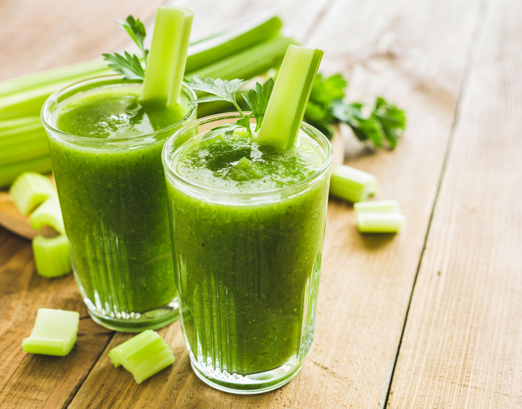 সেলেরি জুস: সেলেরিতে ৩-এন বিউটিলফথ্যালাইড থাকে। এটি রক্তবাহী নালির পেশীর প্রাচীরে চাপ কমাতে সাহায্য করে। ফলে রক্তচাপ বাড়তে পারে না। উল্টে রক্তের চলাচল সহজ করে।