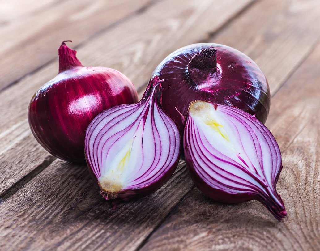 পিঁয়াজ: রক্তবাহর প্রাচীরের উপর চাপ কমাতে সাহায্য করে প্রোস্টাগ্ল্যান্ডিন। এই উপাদান পিঁয়াজের মধ্যে অনেকটা থাকে। তাই উচ্চ রক্তচাপের রোগীদের কাঁচা পিঁয়াজ খাওয়ার পরামর্শ দেন অনেক চিকিৎসকই। এ ছাড়া উদ্ভিদের বিশেষ রঞ্জক কুয়েরসেটিন পিঁয়াজের গায়ে উপস্থিত থাকে। এটিও রক্তচাপ কমাতে পারদর্শী।