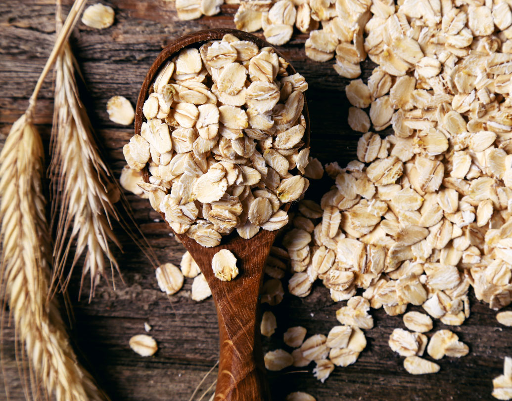 ওটমিল: উচ্চ ফাইবারযুক্ত খাবার অথচ ফ্যাট খুবই নগণ্য, এটাই ওটমিলের বিশেষত্ব। কোলেস্টেরলকেও ঠেকিয়ে রাখে এই খাবার। তাই ওটমিলকে রাখুন পাতে।
