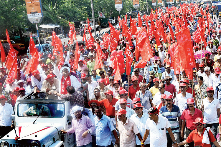 পথে-প্রচারে: দমদম কেন্দ্রে সিপিএম প্রার্থী নেপালদেব ভট্টাচার্যের সমর্থনে রোড শো-তে সীতারাম ইয়েচুরি। বৃহস্পতিবার বরাহনগরে। নিজস্ব চিত্র