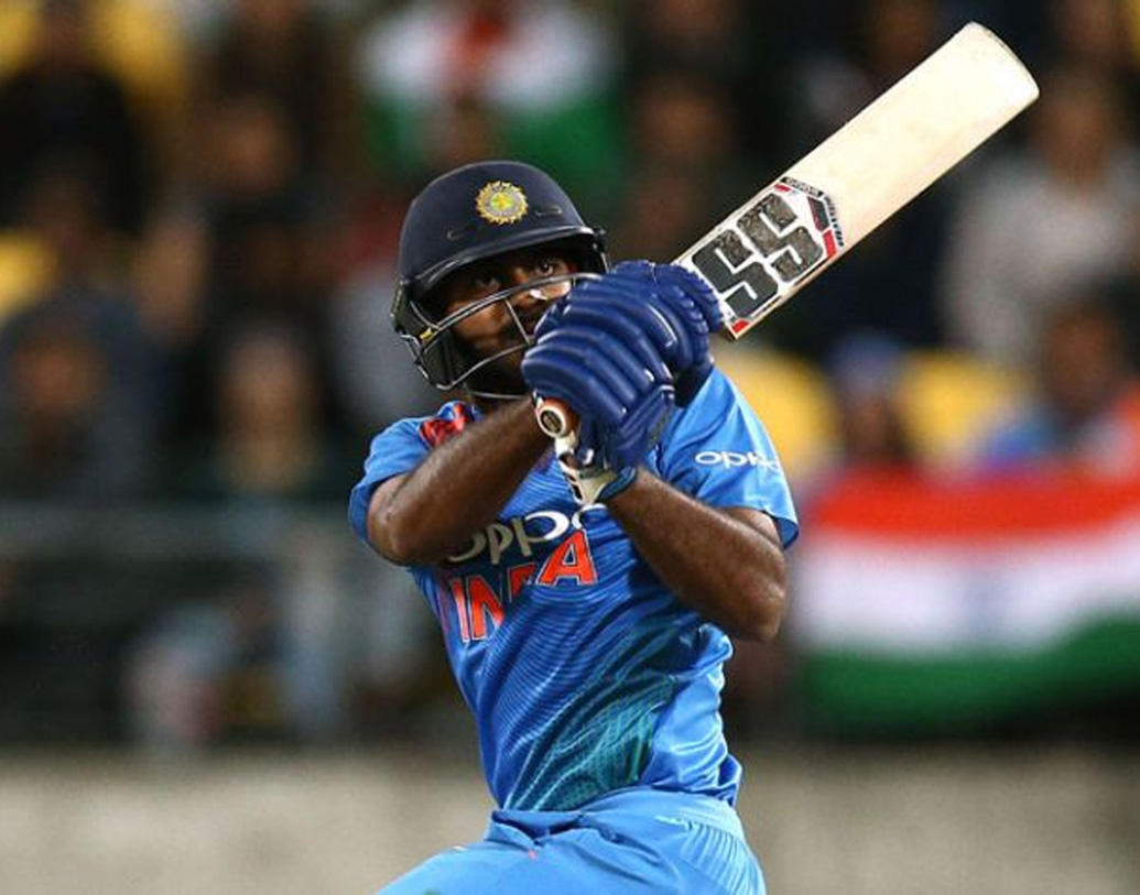 তামিলনাড়ুর অলরাউন্ডার বিজয় শঙ্করকে বিশ্বকাপে চার নম্বরে খেলানোর কথা মাথায় রেখে নেওয়া হয়েছে বলেই মনে করা হচ্ছে। সেই বিজয় আশাহত করলেন আইপিএলে, ১৪ ম্যাচে ২৪৪ রান, স্ট্রাইক রেট ১২৬.৪২, সর্বোচ্চ ব্যক্তিগত স্কোর ৪০। ১০-এ তাঁকে ৪-এর বেশি দেওয়া গেল না।