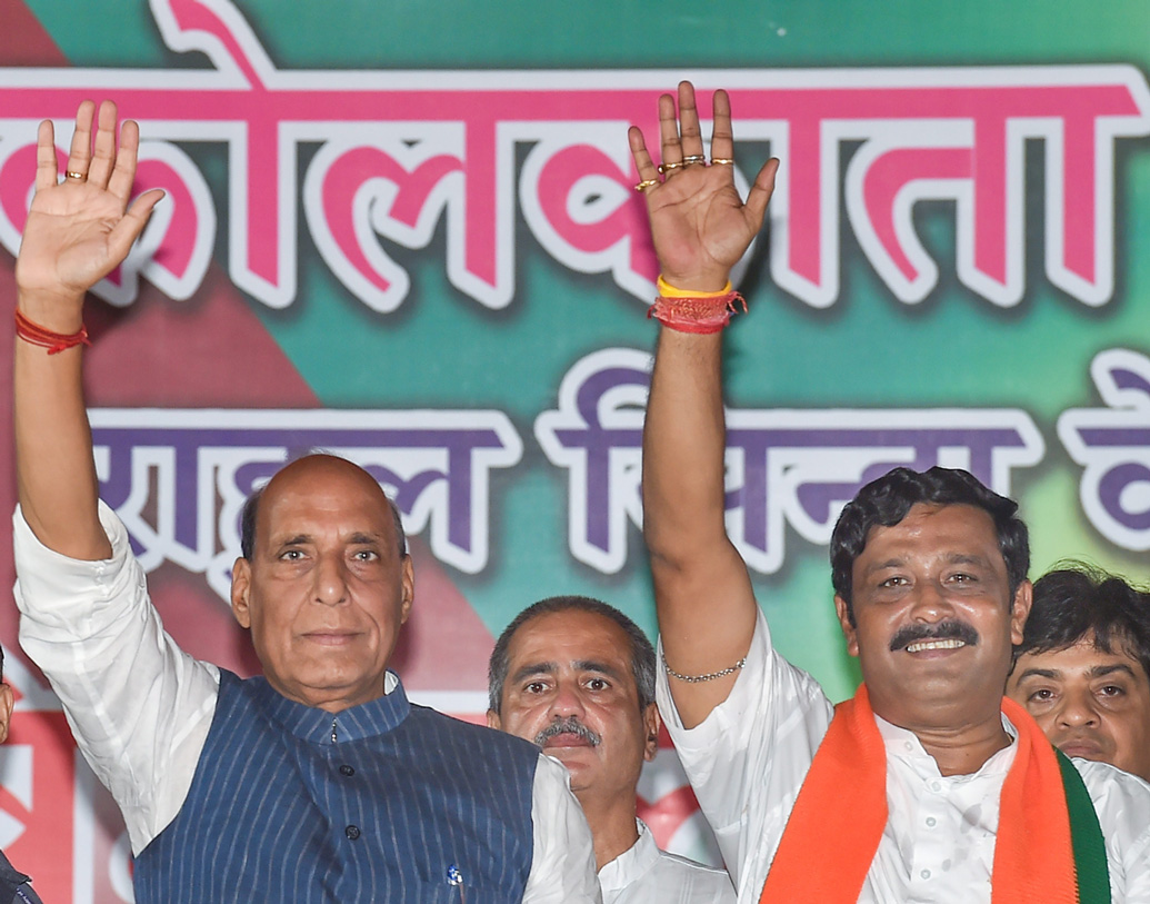 রাহুলের বাড়ি ফ্ল্যাট কোথায়, তার বর্তমান বাজারদর কত? কোন মডেলের কতগুলি গাড়ি রয়েছে তাঁর? ব্যাঙ্কে জমা টাকার পরিমাণ কী? নির্বাচন কমিশনে মনোনয়নপত্র জমা দেওয়ার সময় বিজেপির প্রাক্তন রাজ্য সভাপতি যে হলফনামা দিয়েছেন। তাতে এই সব সম্পত্তির উল্লেখ রয়েছে।