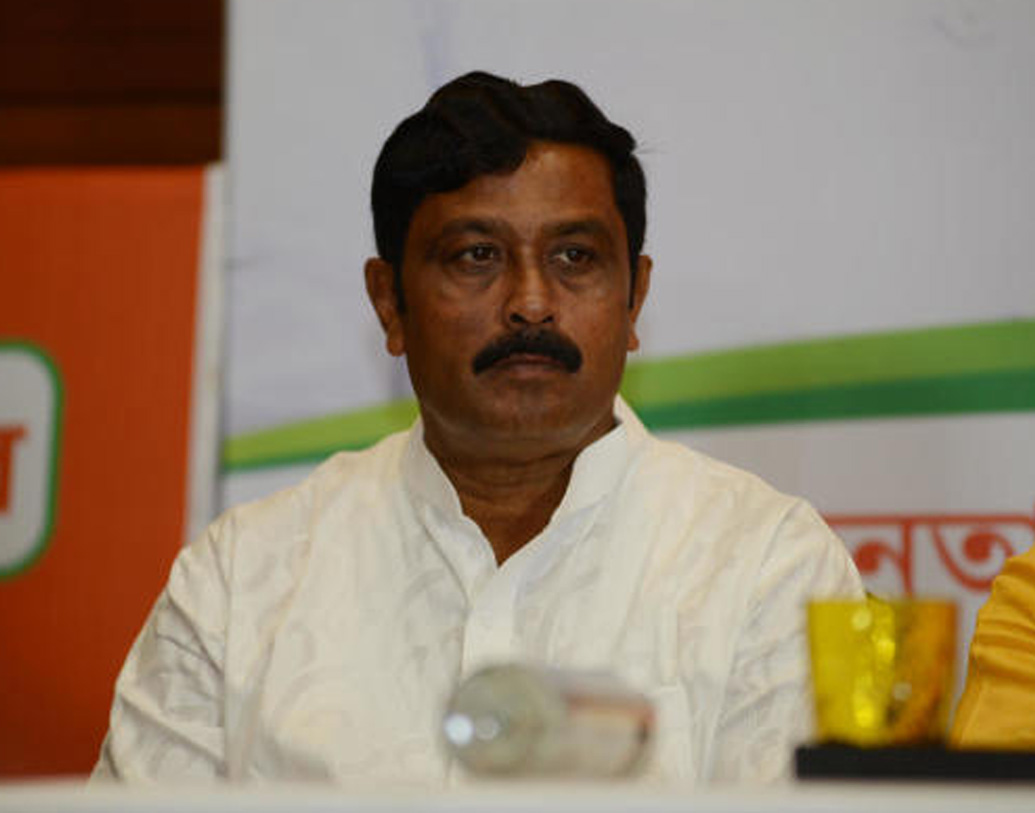 রাহুল এবং তাঁর স্ত্রীর নামে ব্যাঙ্কে গচ্ছিত রয়েছে ৫৮ লক্ষ ৬৪ হাজার ৩৬৯ টাকা এবং ৮৩ লক্ষ ৩৩ হাজার ৯৫৮ টাকা।