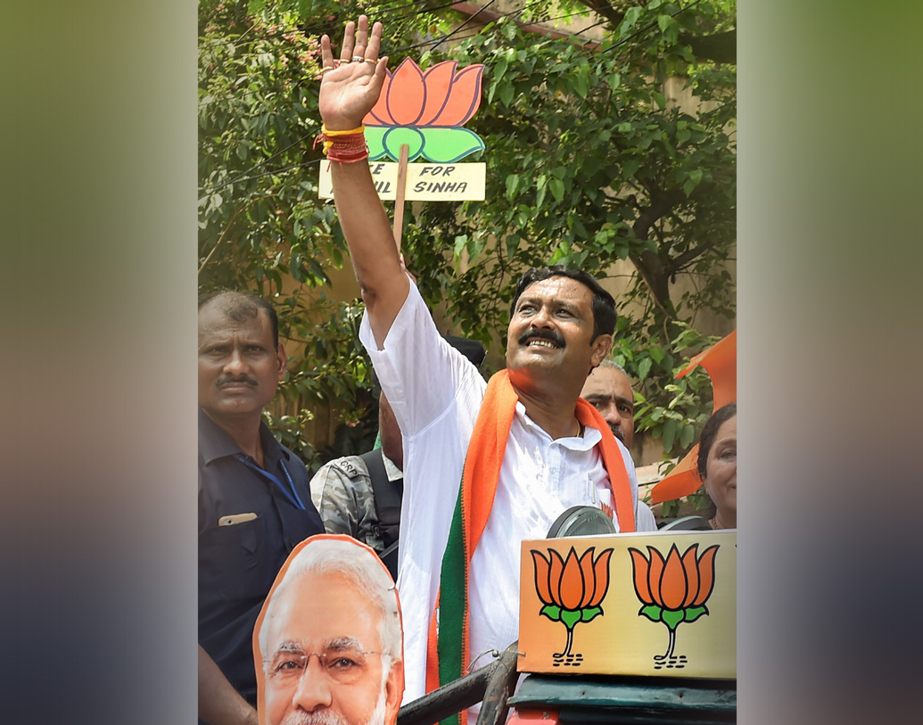 রাহুলের নিজস্ব গাড়ি রয়েছে। এই গাড়ির বর্তমান বাজারদর ৪৮ হাজার ৭০০ টাকা।