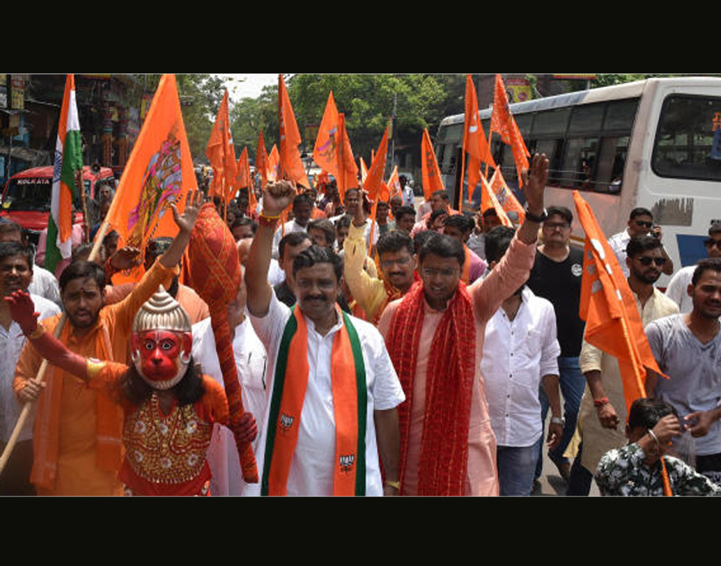 শিক্ষাগত যোগ্যতায় তিনি লিখেছেন, তিনি স্নাতক স্তরের পরীক্ষা পাশ করেছেন।