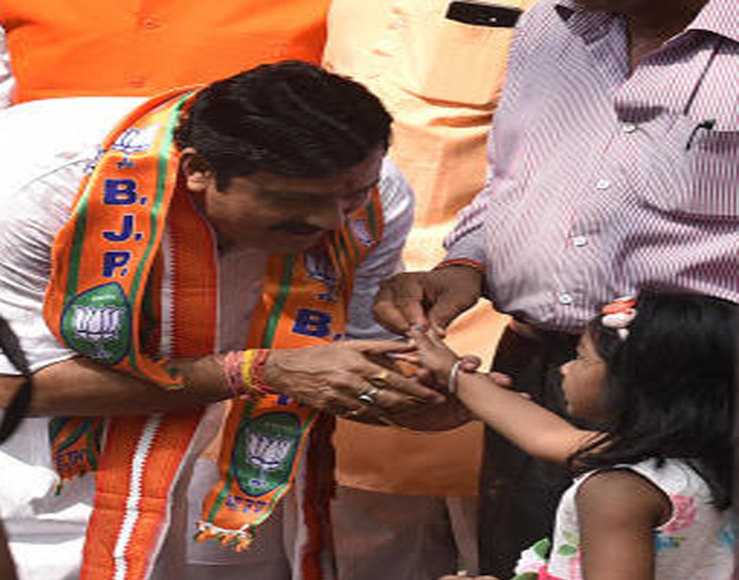 রাহুল সিংহ এবং তাঁর স্ত্রীর কাছে সোনার পরিমাণ ১ লক্ষ ৭৭ হাজার ৫০০ টাকা এবং ৭ লক্ষ ২৮ হাজার ৭৮২ টাকা।