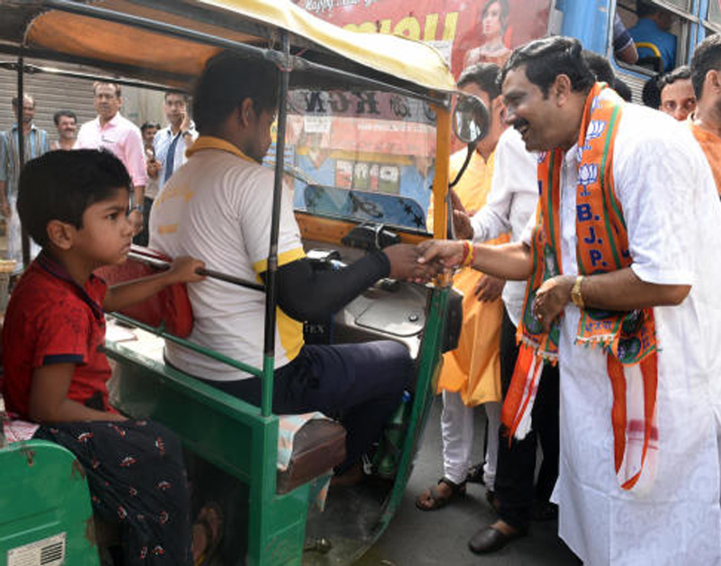 রাহুল এবং তাঁর স্ত্রীর নামে কোনও ঋণ নেই।