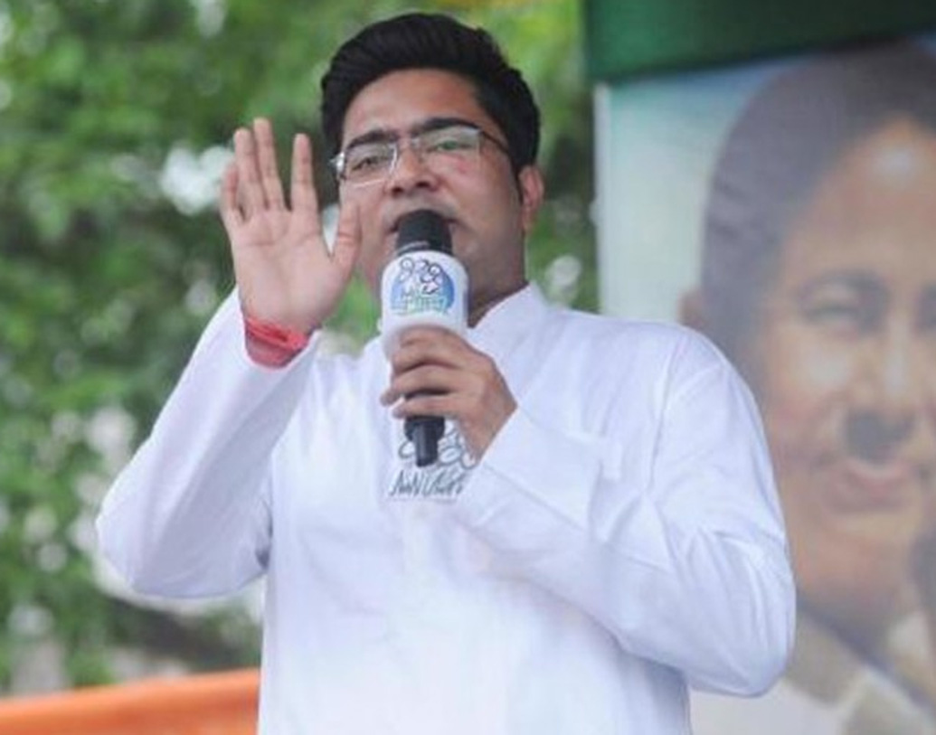 চলতি বছরে ডায়মন্ড হারবার কেন্দ্র থেকে লোকসভা নির্বাচনে প্রতিদ্বন্দ্বিতা করেছেন তিনি। মমতা বন্দ্যোপাধ্যায় ভরসা রেখেছেন তাঁর উপরে। জনসভায় প্রচারও করছেন তাঁর হয়ে।