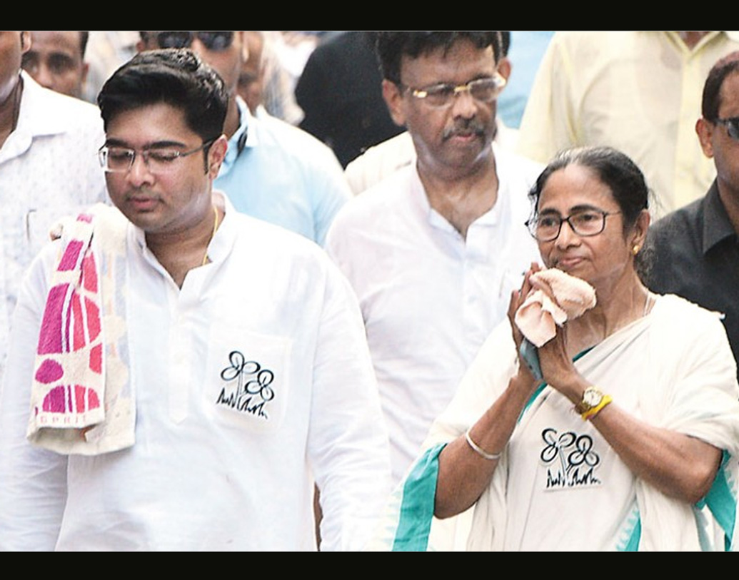 অভিষেক বন্দ্যোপাধ্যায়ের বাড়ি কোথায়, তার বর্তমান বাজারদর কত? কোন মডেলের কতগুলি গাড়ি চড়েন? ব্যাঙ্কে জমা টাকার পরিমাণ কী? নির্বাচন কমিশনে মনোনয়নপত্র জমা দেওয়ার সময় তিনি যে হলফনামা দিয়েছেন, তাতে এই সব সম্পত্তির উল্লেখ রয়েছে।