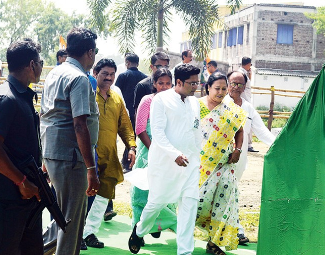 নির্বাচন কমিশনে জমা পড়া হলফনামা বিশ্লেষণ করে নির্বাচন পর্যবেক্ষণ সংস্থা ‘অ্যাসোসিয়েশন ফর ডেমোক্র্যাটিক রিফর্মস’(এডিআর) ও পশ্চিমবঙ্গ ইলেকশন ওয়াচ যৌথ রিপোর্ট বলেছে, এই পাঁচ বছরে সপ্তম দফা প্রার্থীদের মধ্যে আয় বৃদ্ধির হার সব থেকে বেশি অভিষেকের।