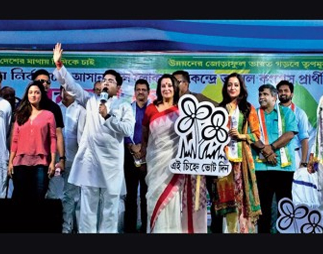 আগের বার ভোটে দায়ের করা হলফনামায় জমা দেওয়া আয়কর রিটার্ন অনুযায়ী তাঁর মোট বার্ষিক আয় ছিল ৭৩.৯৮ লক্ষ টাকা। এ বার আয়কর রিটার্ন অনুযায়ী অভিষেক বাবুর মোট বার্ষিক আয় দু’‌কোটি ২৭ লক্ষ টাকা।