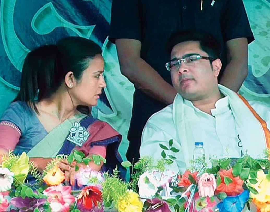 হলফনামায় অভিষেক জানিয়েছেন, তাঁর হাতে এই মুহূর্তে নগদের পরিমাণ ৯২ হাজার ৫০০ টাকা এবং স্ত্রী রুজিরা নারুলার কাছে রয়েছে ৮৭ হাজার ৩০০ টাকা।