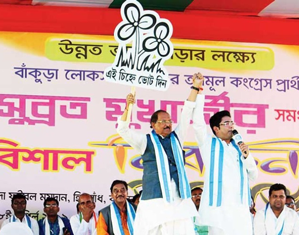 অভিষেকের নামে ব্যাঙ্কে গচ্ছিত রয়েছে ৬৯ লক্ষ ৫০ হাজার ৭৩৯.৪৫ টাকা এবং স্ত্রীর নামে রয়েছে ১২ লক্ষ ৬৮ হাজার ৬১৫ টাকা।