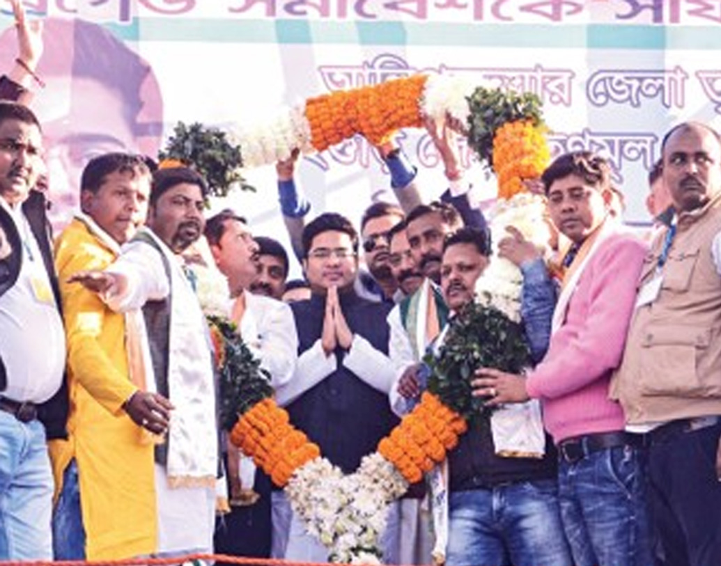 শিক্ষাগত যোগ্যতায় তিনি জানিয়েছেন, এমবিএ পাশ করেছেন অভিষেক।