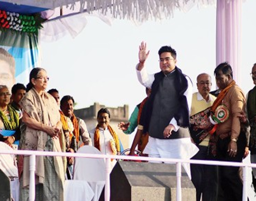 অভিষেক ও তাঁর স্ত্রীর কাছে ৩০ গ্রাম সোনা (৯৬ হাজার টাকা প্রায়), ৪০ গ্রাম রূপো (১৫০০ টাকা প্রায়) এবং ৬৫৮ গ্রাম সোনা, ২.৩ কেজি রূপো এবং মূল্যবান রত্ন (২২ লক্ষ টাকা)।