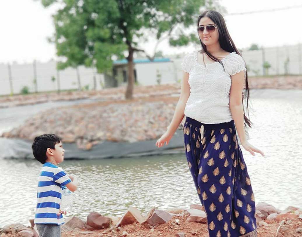 সোশ্যাল মিডিয়ায় এই তরুণীর ছবি পোস্ট হতেই সঙ্গে সঙ্গে ভাইরাল, ফেসবুকে বন্ধু হওয়ার অনুরোধে ছয়লাপ, লোকসভা ভোটের বাজারে ‘ইন্টারনেট সেনসেশন’ হয়ে উঠেছেন এই তরুণী পোলিং অফিসার।