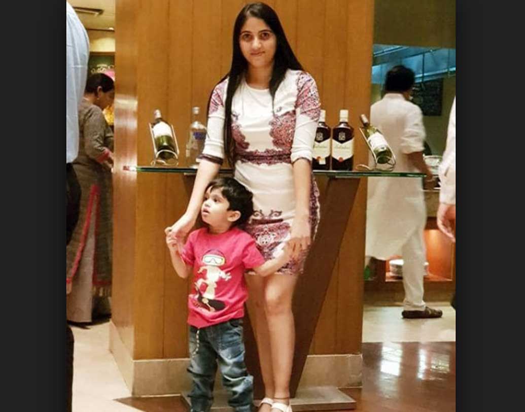 এই তরুণী পোলিং অফিসারের নাম যোগেশ্বরী গোহিত। তিনি মধ্যপ্রদেশের ভোপালের বাসিন্দা। ভোপালের কানাড়া ব্যাঙ্কের অফিসার যোগেশ্বরী। তাঁর ফেসবুক বলছে ২০১১ সালে কানাড়া ব্যাঙ্কে যোগ দেন তিনি। তার এক বছর পর, ২০১২ সালে বিয়ে করেন।